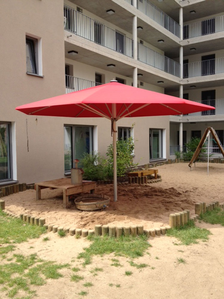 Becher Sonnenschirme Typ Jumbrella 5x5 Meter für Kindergärten von TKS Bauelemente und Sonnenschutz aus Neuss
