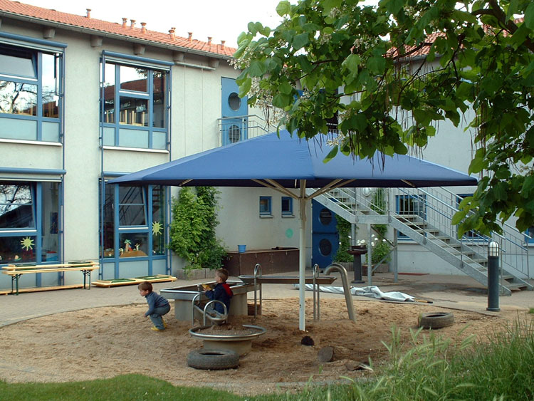 Becher Sonnenschirme Typ Jumbrella 5x5 Meter für Kindergärten von TKS Bauelemente und Sonnenschutz aus Neuss