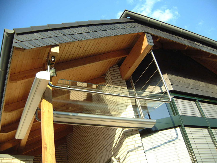 TKS Bauelemente und Sonnenschutz - Individuelle Edelstahlkonstruktion mit VSG-Glas